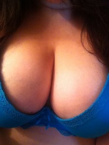 Je suis dispo pour un plan sexe sur Provence-Alpes-Cote Azur avec un sexfriend qui aime le cul de coquine avec une grosse poitrine et