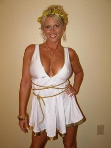 Belle coquine avec une grosse poitrine et rasée sur Bretagne dispo pour une levrette