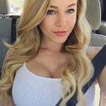 une femme nue sexy de gros seins du 01
